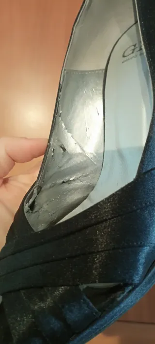 Zapatos de tacón, raso negros para boda