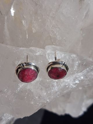 Pendientes de Rubí Facetado en Plata de Ley