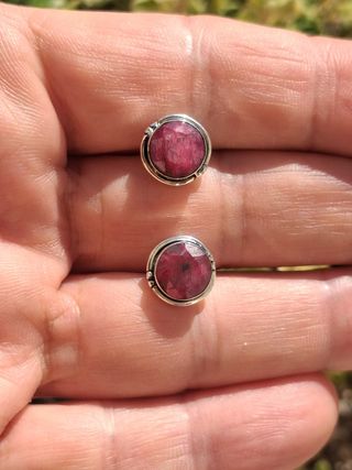 Pendientes de Rubí Facetado en Plata de Ley