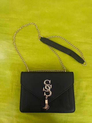 Bolso negro con cadena dorada
