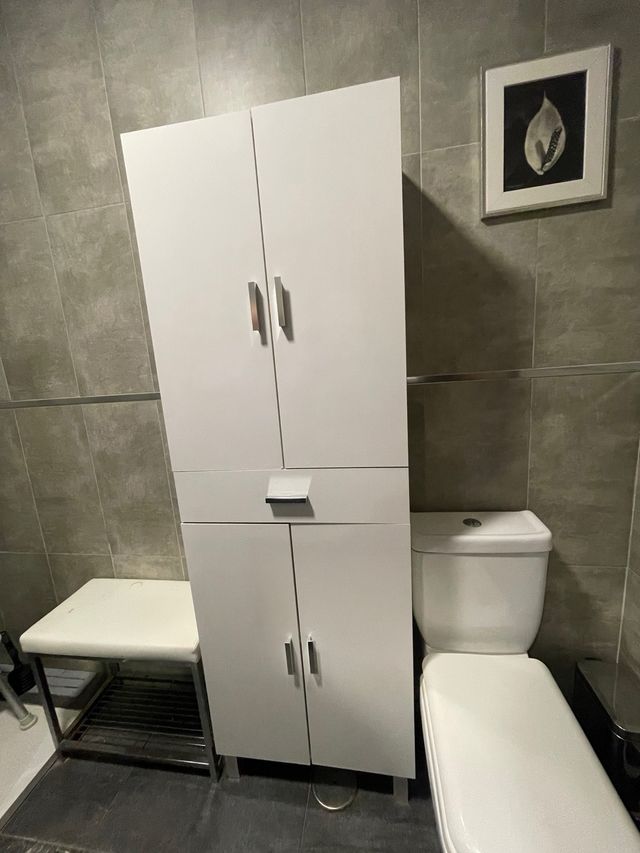 Mueble de baño blanco y metal