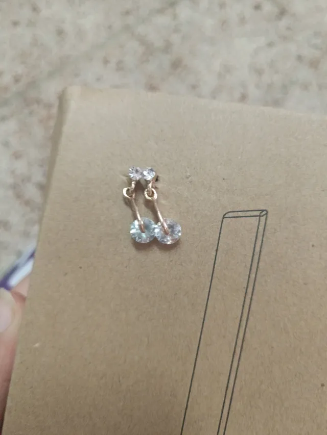 Pendientes dorados con piedras blancas