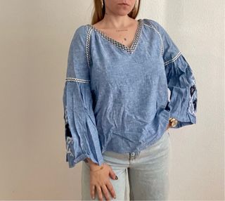 Blusa Zara azul bordado