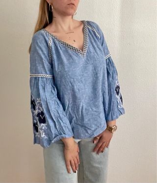 Blusa Zara azul bordado