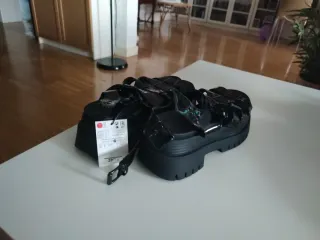 Sandalias plataforma negras y multicolor