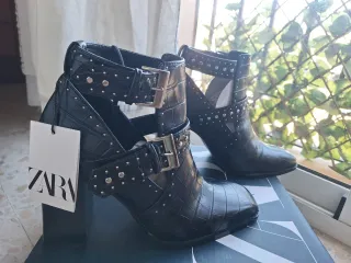 Botín Tacón Cut Out Tachas Zara Negro