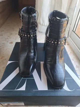 Botín Tacón Cut Out Tachas Zara Negro
