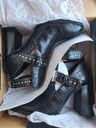Botín Tacón Cut Out Tachas Zara Negro