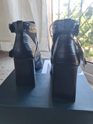 Botín Tacón Cut Out Tachas Zara Negro