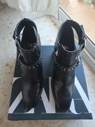 Botín Tacón Cut Out Tachas Zara Negro