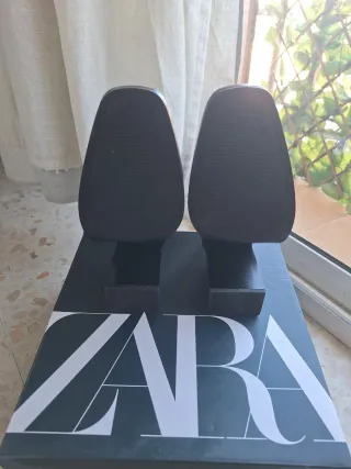 Botín Tacón Cut Out Tachas Zara Negro
