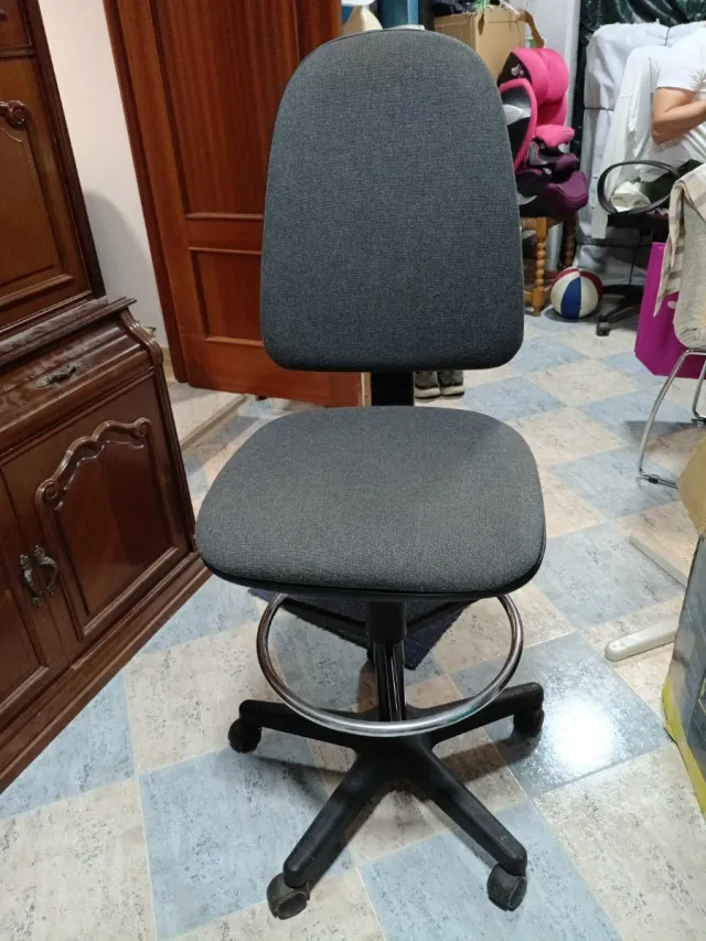 Silla de dibujo técnico con reposapiés