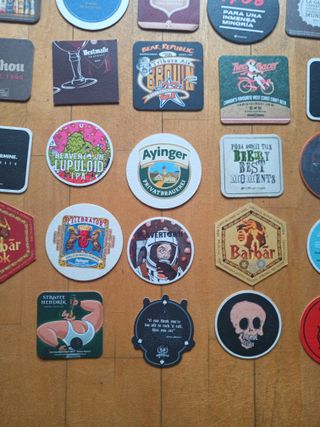 Collezione di sottobicchieri da birra