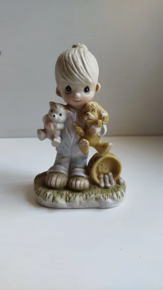 Statuetta vintage bambino con animali
