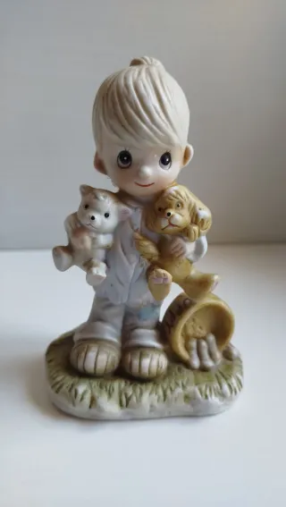 Statuetta vintage bambino con animali