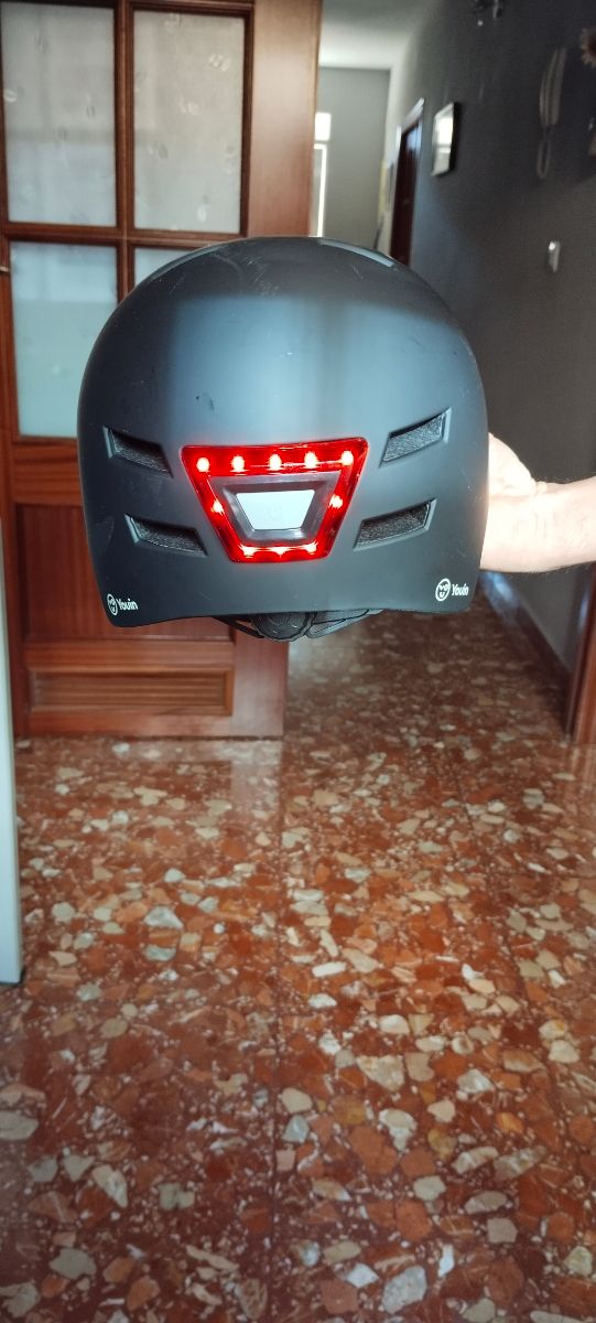 Casco patinete con luz LED