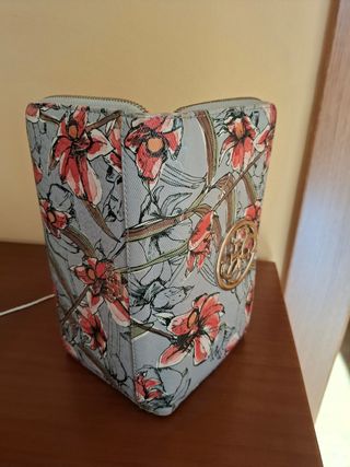 Billetero Guess floral plateado y rojo
