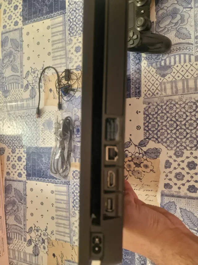 PS4 Slim 1TB FIFA 19 Bundle