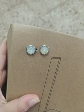 Pendientes circulares con brillos plateados