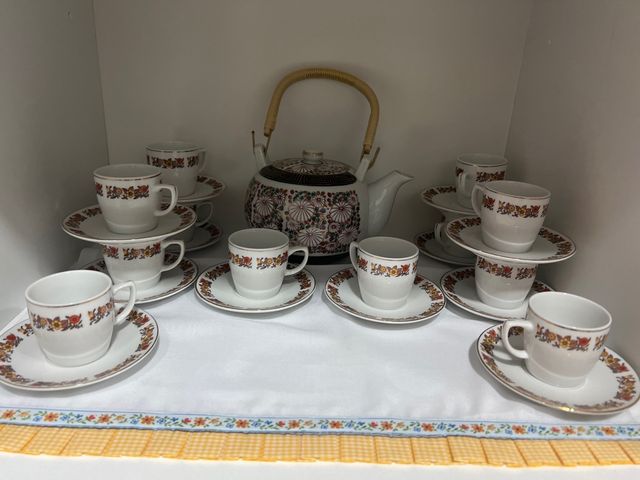 Juego de café de porcelana con flores