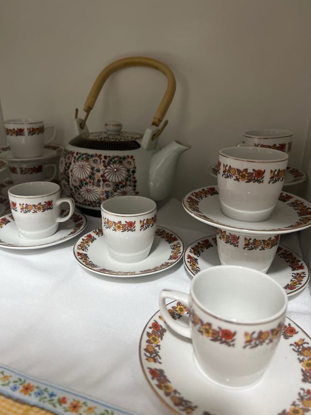 Juego de café de porcelana con flores