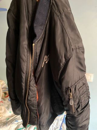 Chaqueta bomber negra y naranja