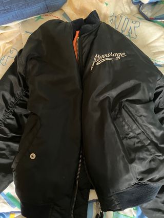 Chaqueta bomber negra y naranja