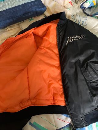 Chaqueta bomber negra y naranja