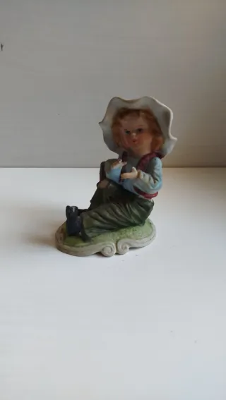 Statuetta bambina vintage con cappello