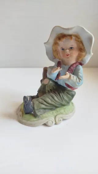 Statuetta bambina vintage con cappello
