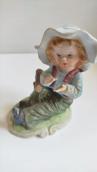Statuetta bambina vintage con cappello