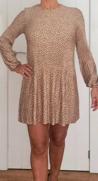Vestido lunares beige y negro