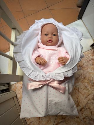 Muñeca bebé con saquito rosa
