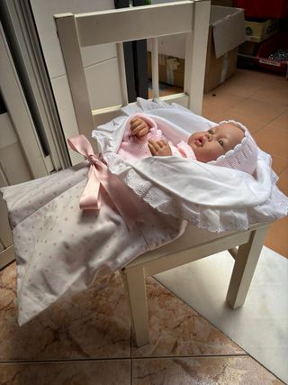 Muñeca bebé con saquito rosa