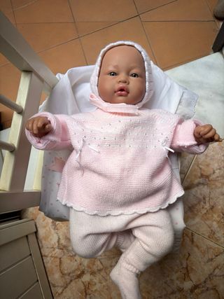 Muñeca bebé con saquito rosa