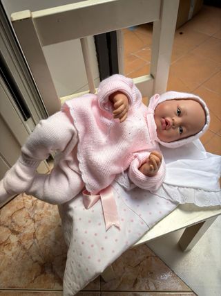 Muñeca bebé con saquito rosa