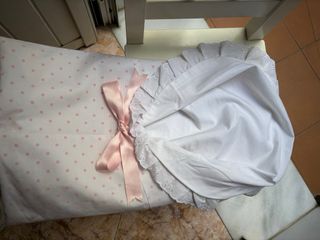 Muñeca bebé con saquito rosa