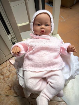 Muñeca bebé con saquito rosa