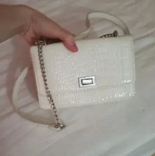 Bolso blanco de cadena