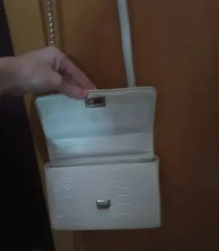 Bolso blanco de cadena