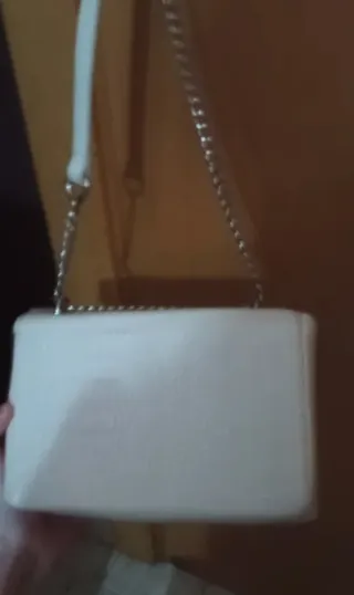 Bolso blanco de cadena