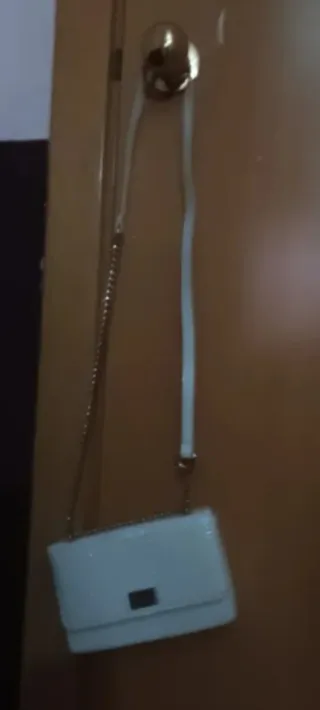 Bolso blanco de cadena