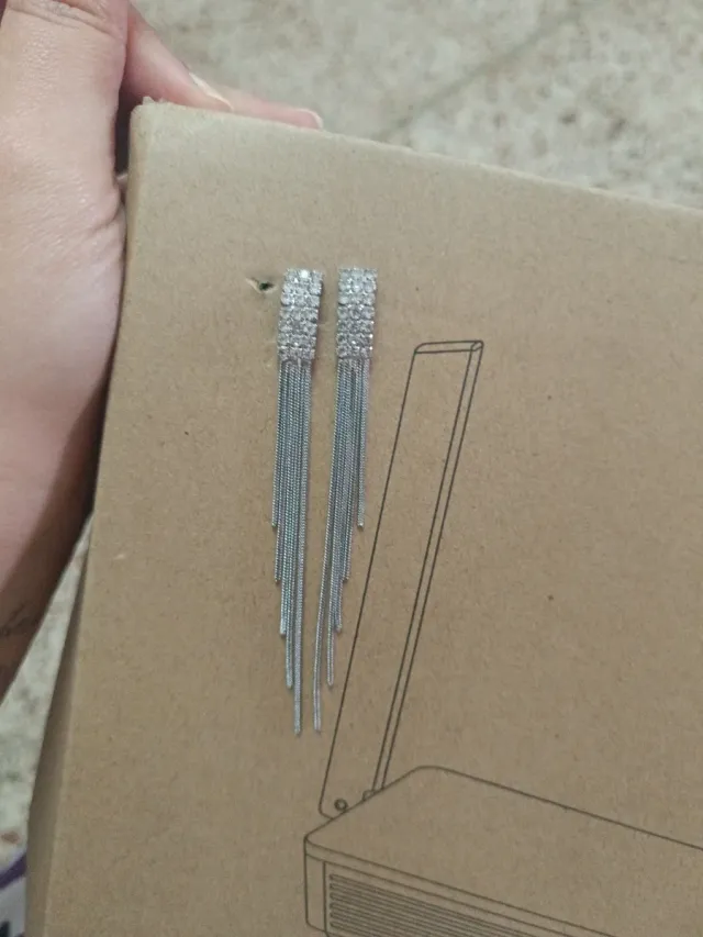 Pendientes largos plateados con flecos y brillos