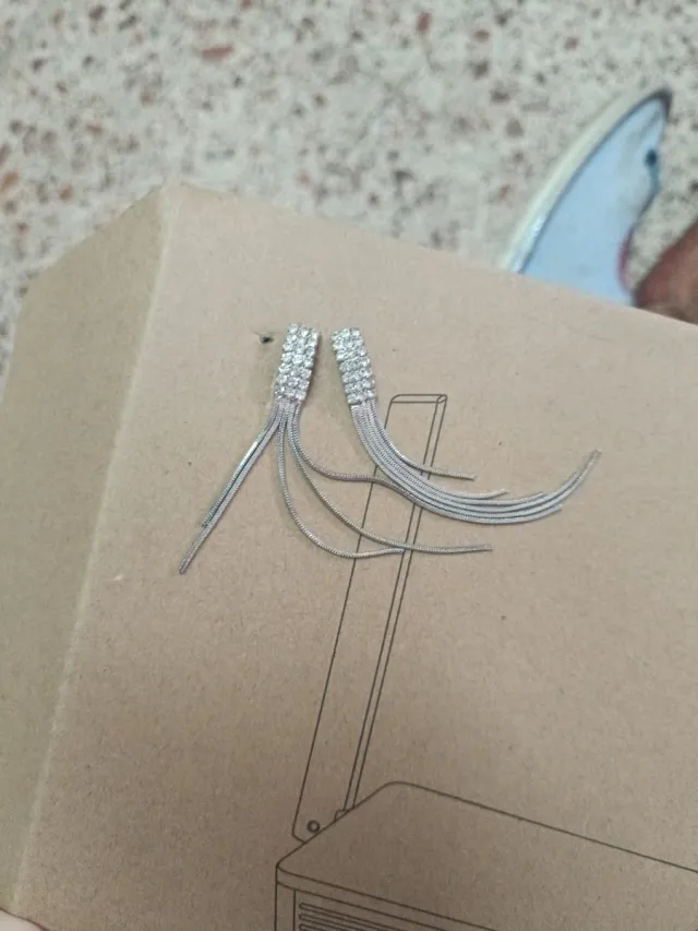 Pendientes largos plateados con flecos y brillos