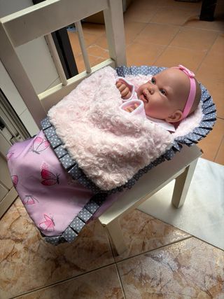 Muñeca con saquito rosa y mariposas