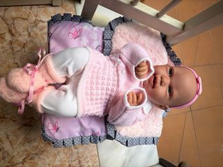 Muñeca con saquito rosa y mariposas