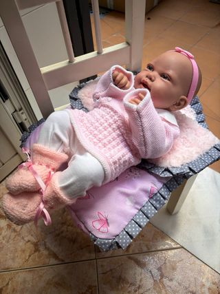 Muñeca con saquito rosa y mariposas
