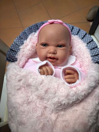 Muñeca con saquito rosa y mariposas