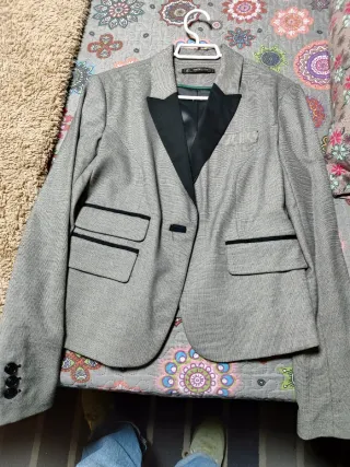Chaqueta de traje gris y negro
