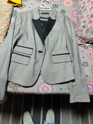 Chaqueta de traje gris y negro